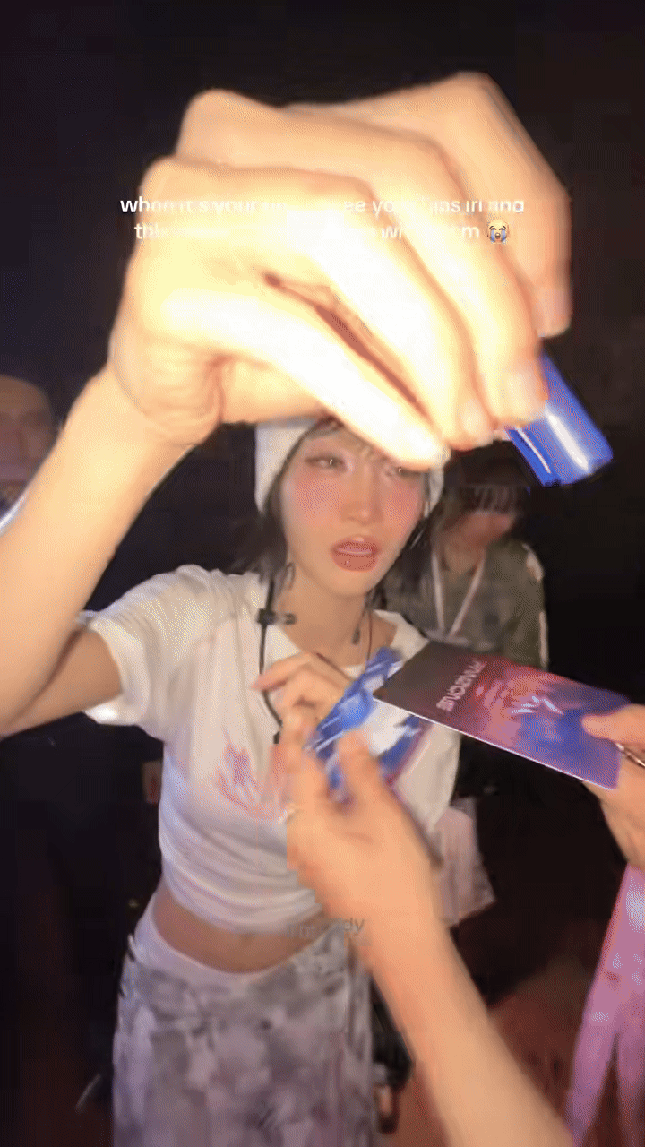 1 Em Xinh ký tên thôi cũng viral quốc tế ầm ầm, visual thế này bảo sao fan nước ngoài tới xem concert bằng được- Ảnh 1. 1 Em Xinh ký tên thôi cũng viral quốc tế ầm ầm, visual thế này bảo sao fan nước ngoài tới xem concert bằng được- Ảnh 1.