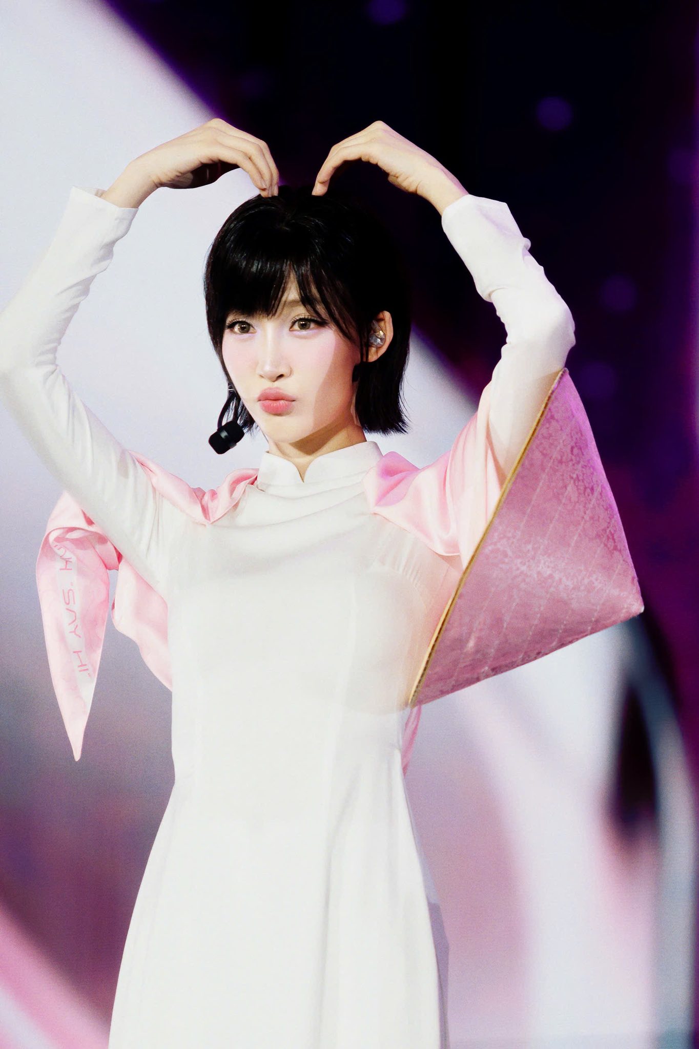 1 Em Xinh ký tên thôi cũng viral quốc tế ầm ầm, visual thế này bảo sao fan nước ngoài tới xem concert bằng được- Ảnh 4. 1 Em Xinh ký tên thôi cũng viral quốc tế ầm ầm, visual thế này bảo sao fan nước ngoài tới xem concert bằng được- Ảnh 4.