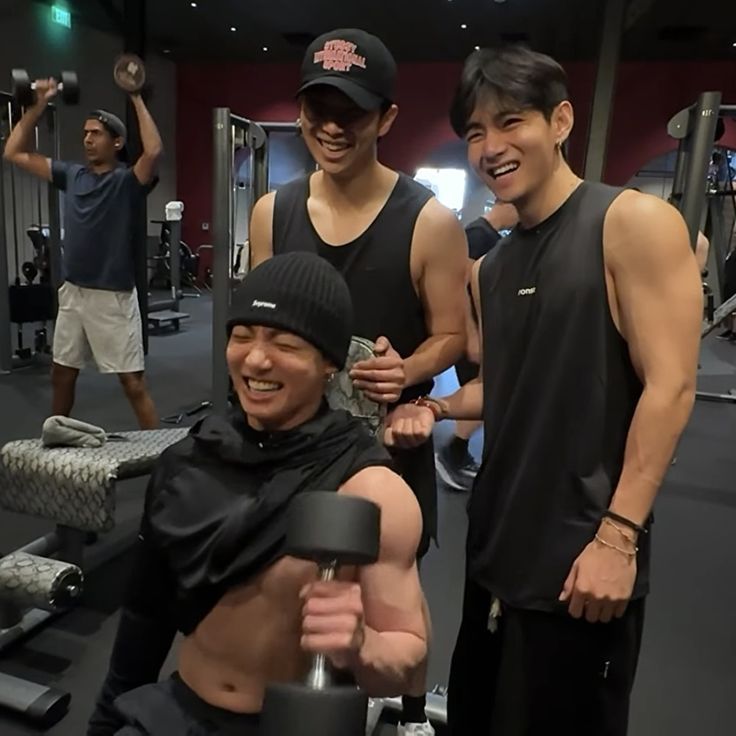 Jungkook (BTS) khoe cơ bắp cuồn cuồn trong phòng gym, body cực phẩm hậu xuất ngũ hút cả triệu view- Ảnh 2.