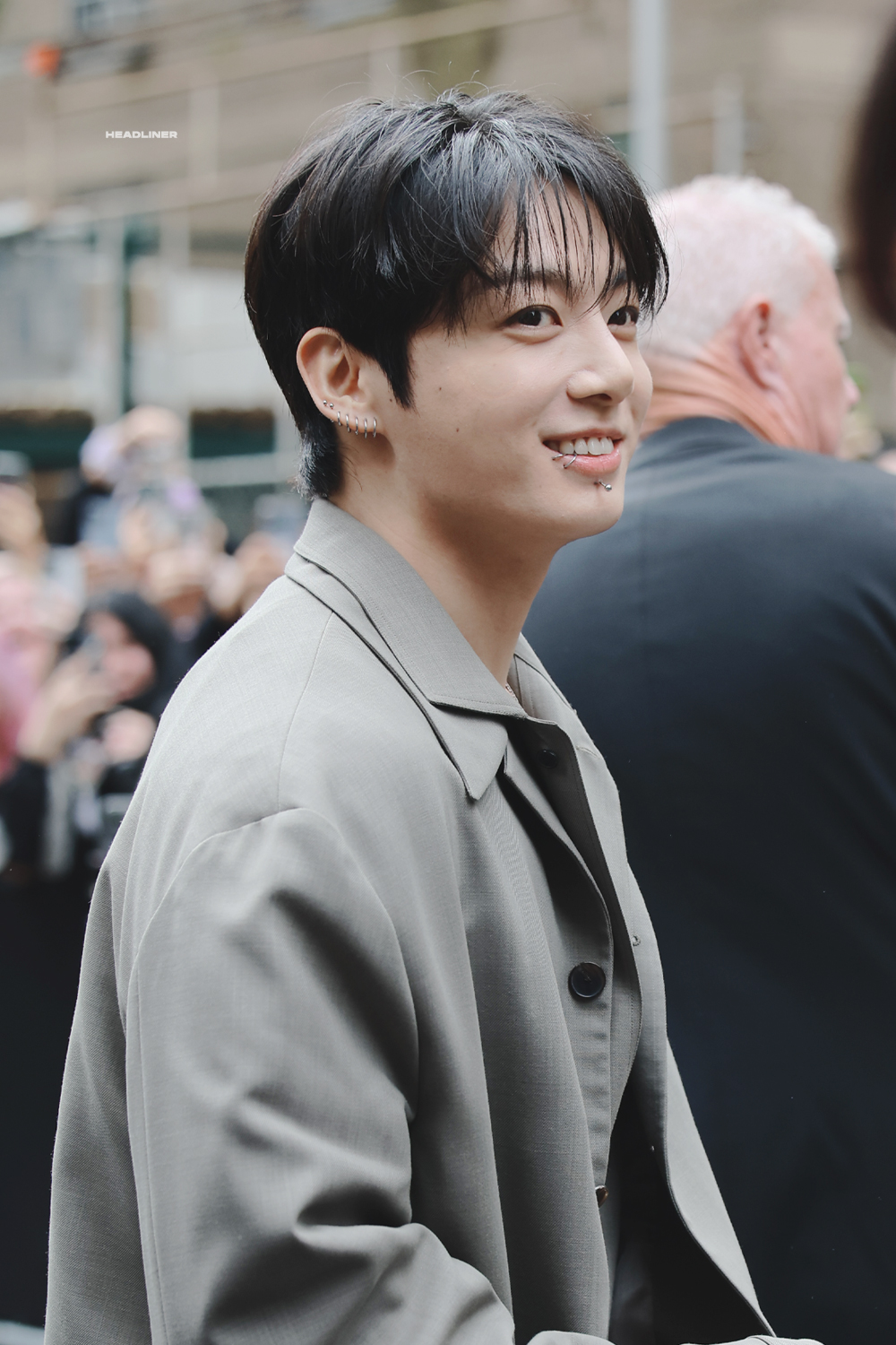 Jungkook lần đầu dự Fashion Week bảnh quá, đi giày cao gót mà vẫn nam tính cỡ này!- Ảnh 1.