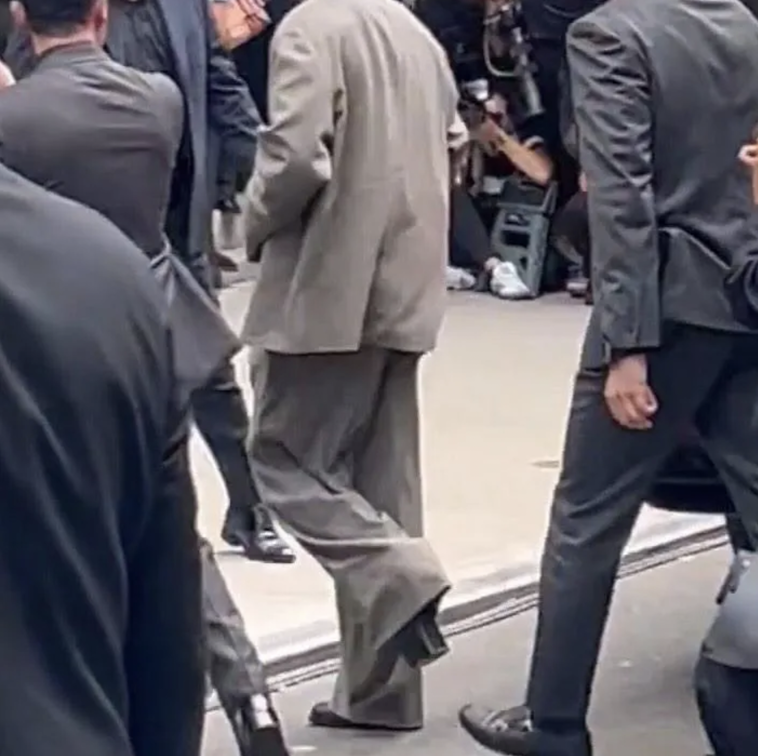 Jungkook lần đầu dự Fashion Week bảnh quá, đi giày cao gót mà vẫn nam tính cỡ này!- Ảnh 6.