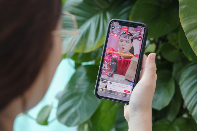 Người tiêu dùng xem livestream bán hàng qua mạng xã hội. Ảnh: Thành Nguyễn
