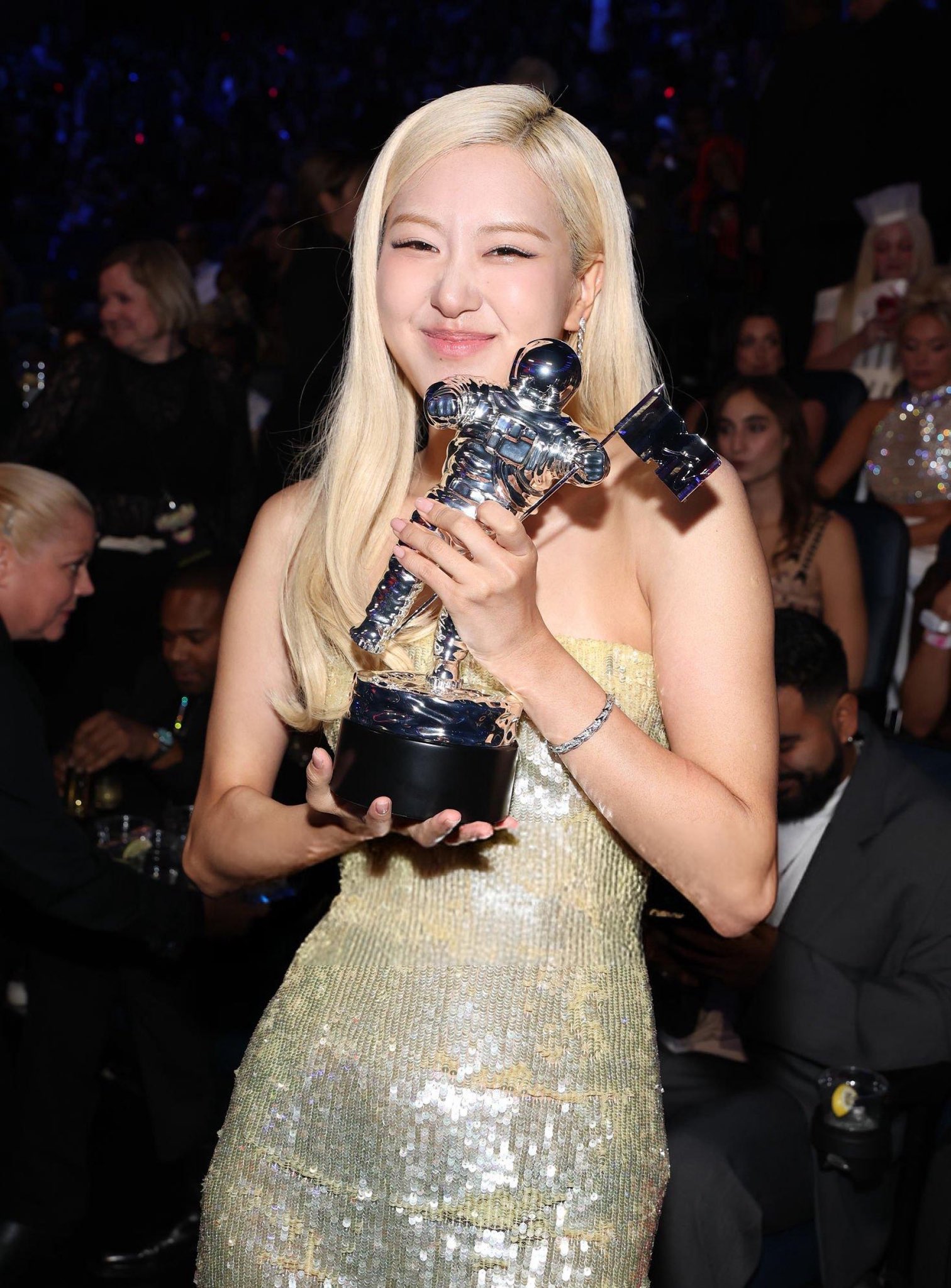 VMAs 2025: Rosé - Lisa (BLACKPINK) nắm tay nhau làm nên lịch sử, Taylor Swift “trắng tay”- Ảnh 1.