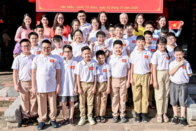 Học sinh dự thi IMSO 2025 dâng hương tại Văn Miếu Quốc Tử Giám cùng các thầy cô, ngày 2/10. Ảnh: Fanpage trường Tiểu học & THCS Pascal