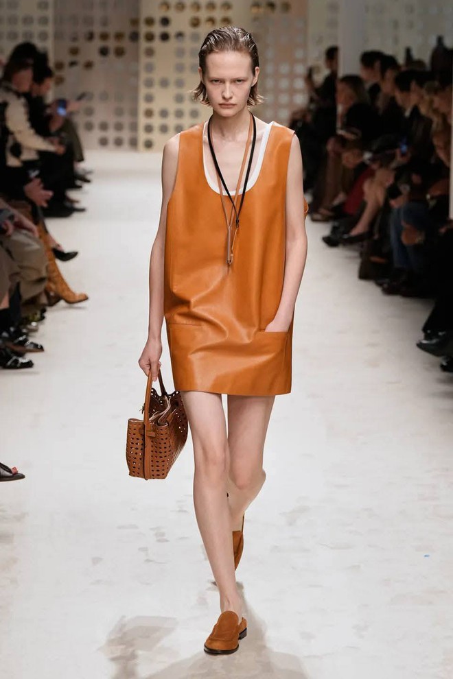 Mẫu váy, áo da đẹp cho các tín đồ thu đông 2025- Ảnh 1.