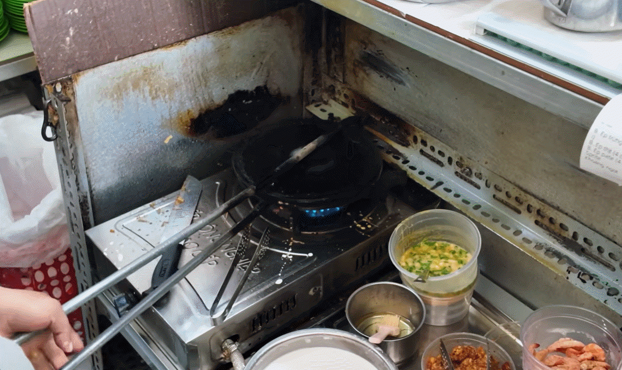 Để chiếc bánh chín đều, cạnh giòn, trong mềm, đầu bếp phải canh lửa thật khéo, ép và lật tấm gang đều tay. Ảnh: Chad Kubanoff