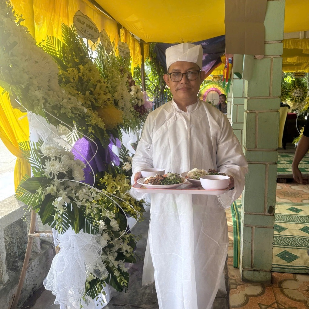 Khách Tây đói và khát, dừng xe ở đám tang tại Huế được gia chủ mời cơm chay - 1