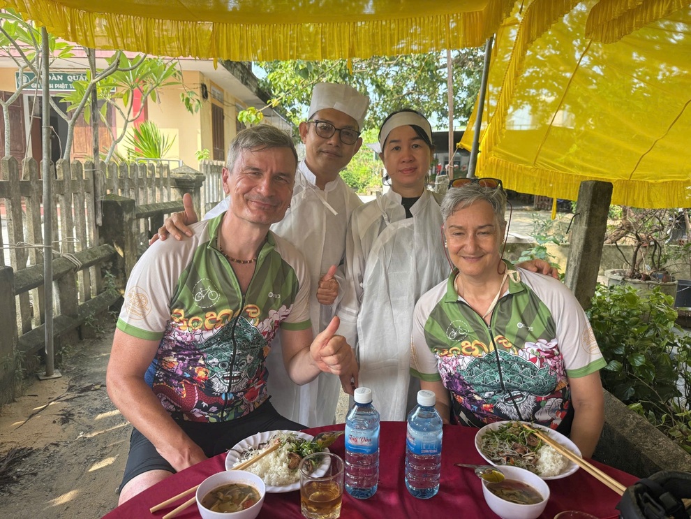 Khách Tây đói và khát, dừng xe ở đám tang tại Huế được gia chủ mời cơm chay - 2