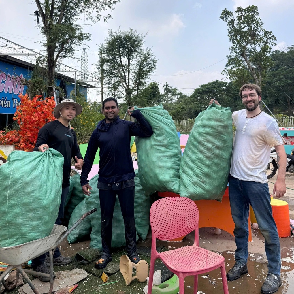 Khách Tây hào hứng khi tham gia tour dọn dẹp sau lũ ở Thái Nguyên - 1