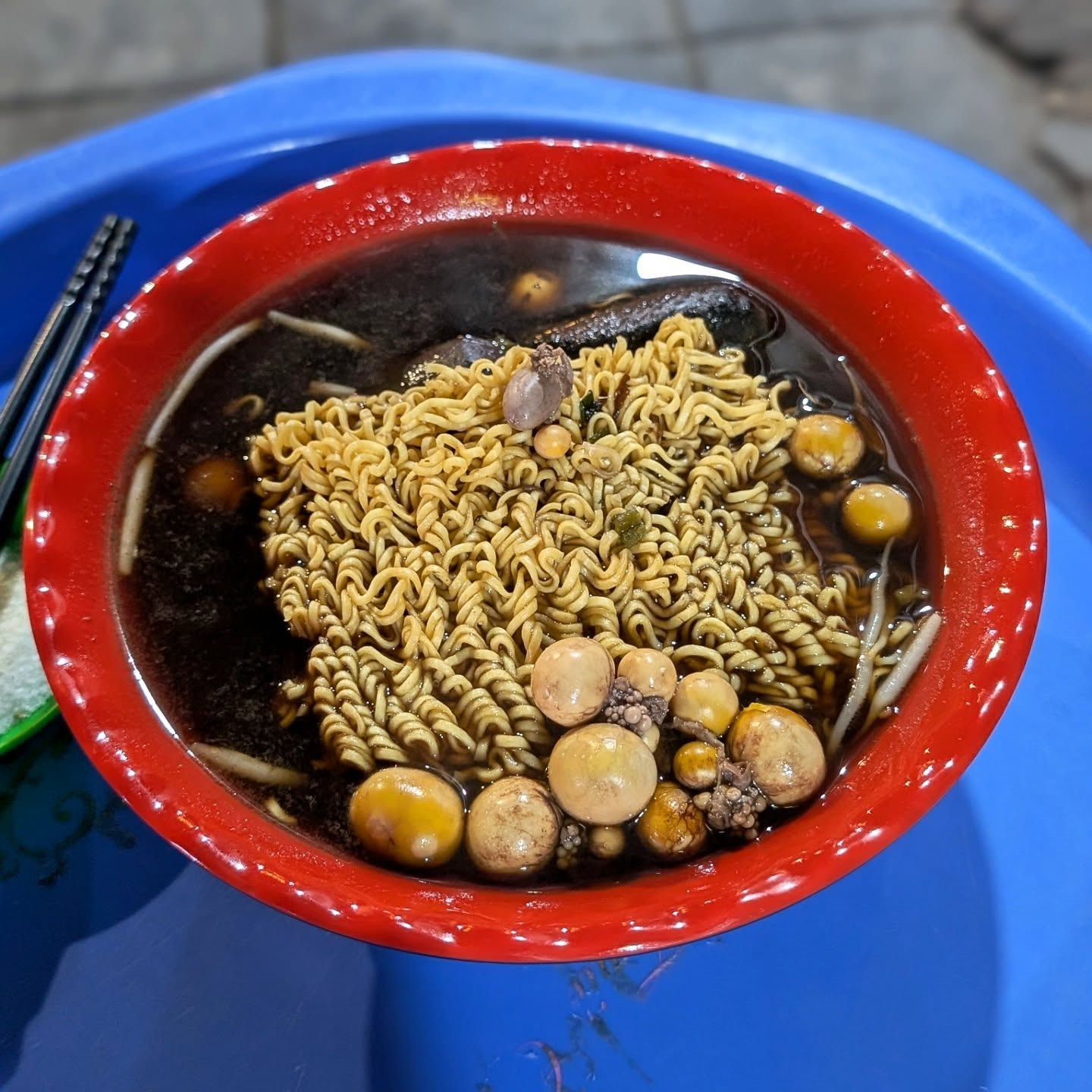 Khách Tây bất ngờ với món mì gà tần đen sẫm ở Hà Nội - Ảnh 1.