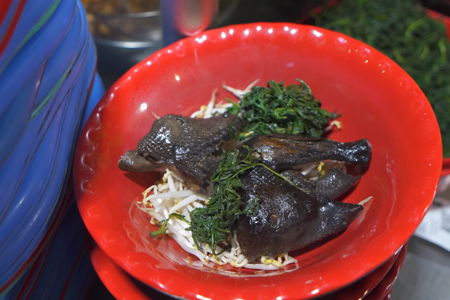 Khách Tây bất ngờ với món mì gà tần đen sẫm ở Hà Nội - Ảnh 5.