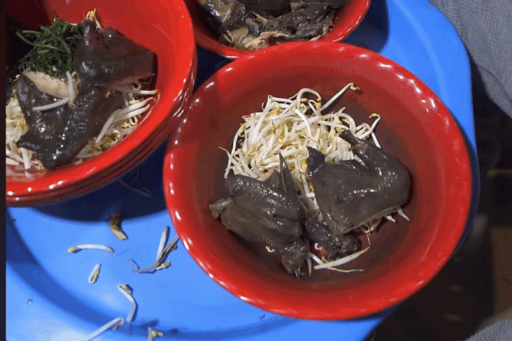 Khách Tây tò mò với bát mì lạ có thịt và nước dùng màu đen tại Hà Nội - 2