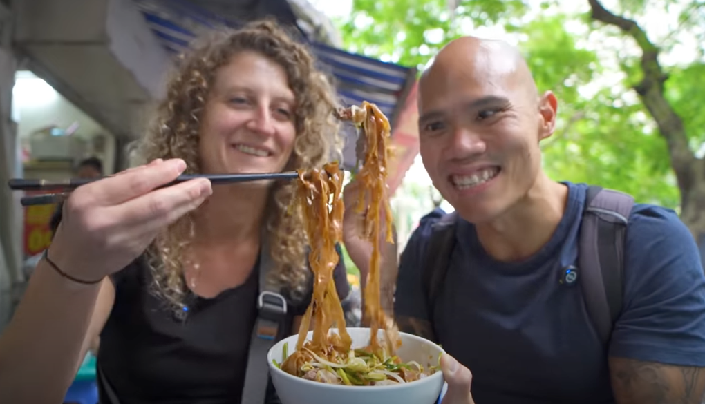 Khách Tây tò mò với bát mì lạ có thịt và nước dùng màu đen tại Hà Nội - 1