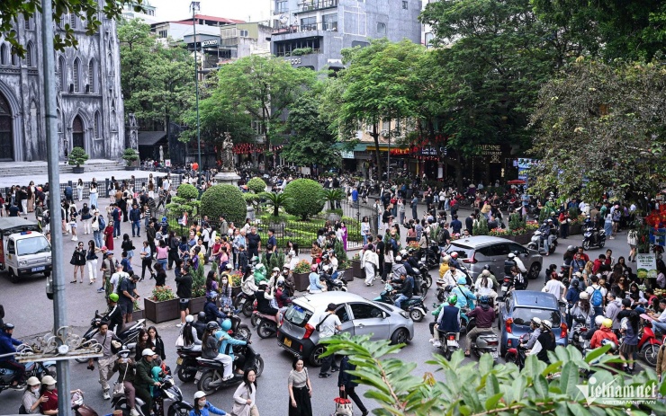 Dòng người, xe đông kín trước Nhà thờ Lớn Hà Nội