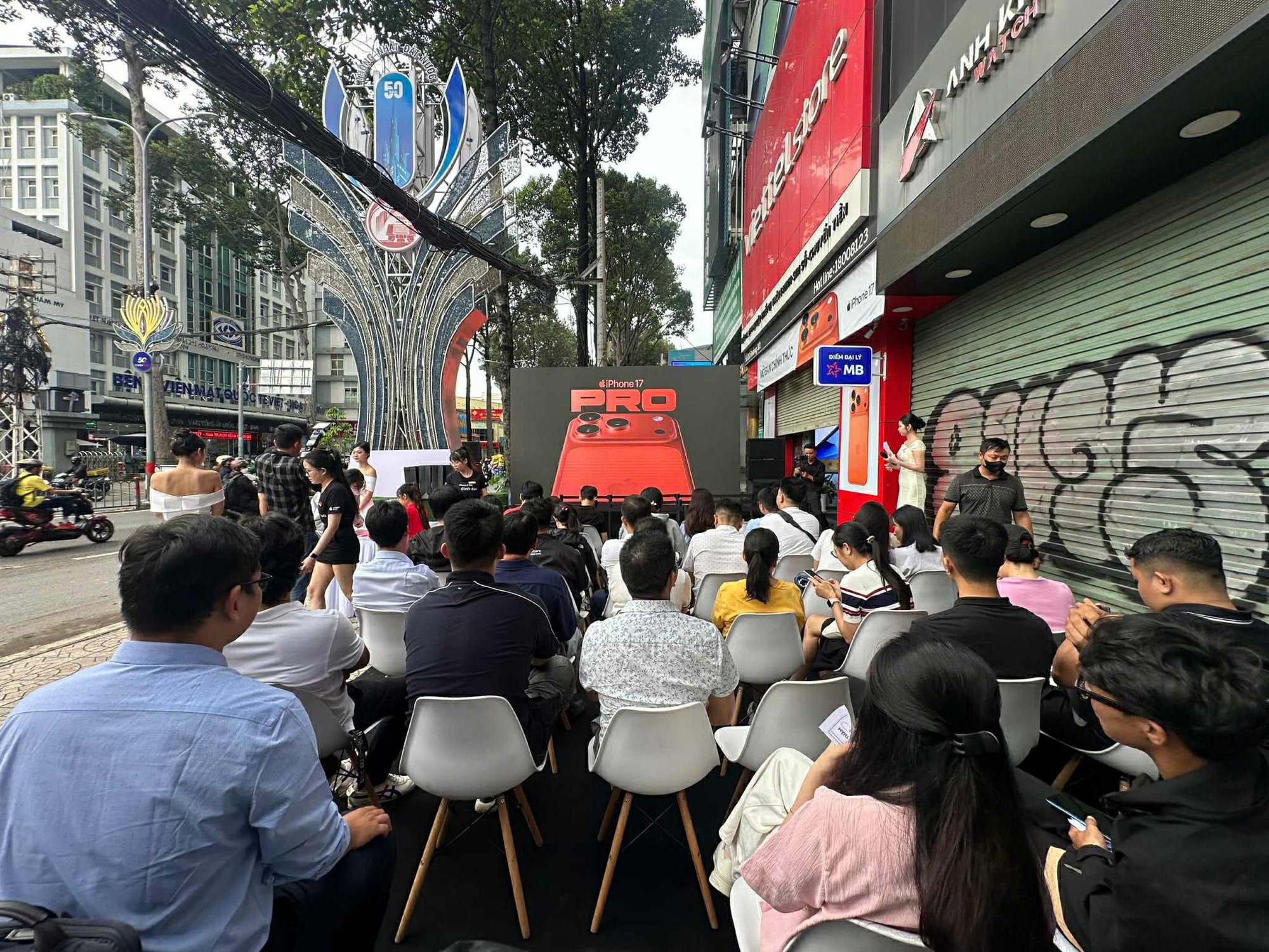 Khách hàng Việt được nhận iPhone 17 sớm hơn cả Mỹ, các đại lý sốt xình xịch, màu cam chiếm sóng!- Ảnh 1.