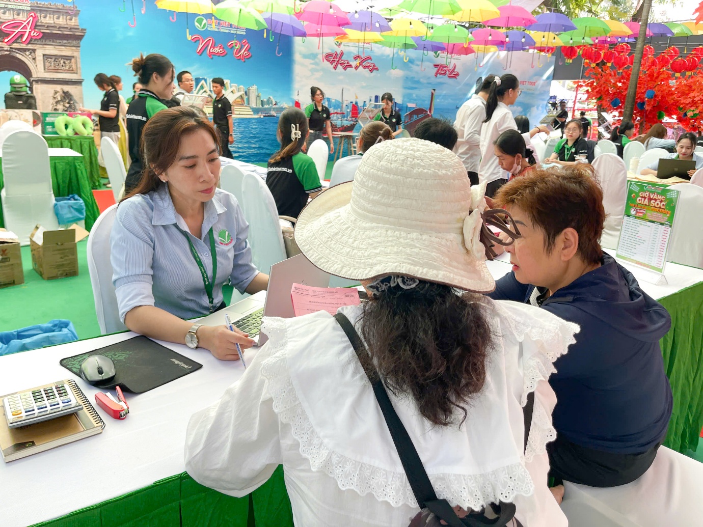 Khách hàng nô nức check-in, đặt tour, nhận quà tại gian hàng Đất Việt Tour- Ảnh 1.