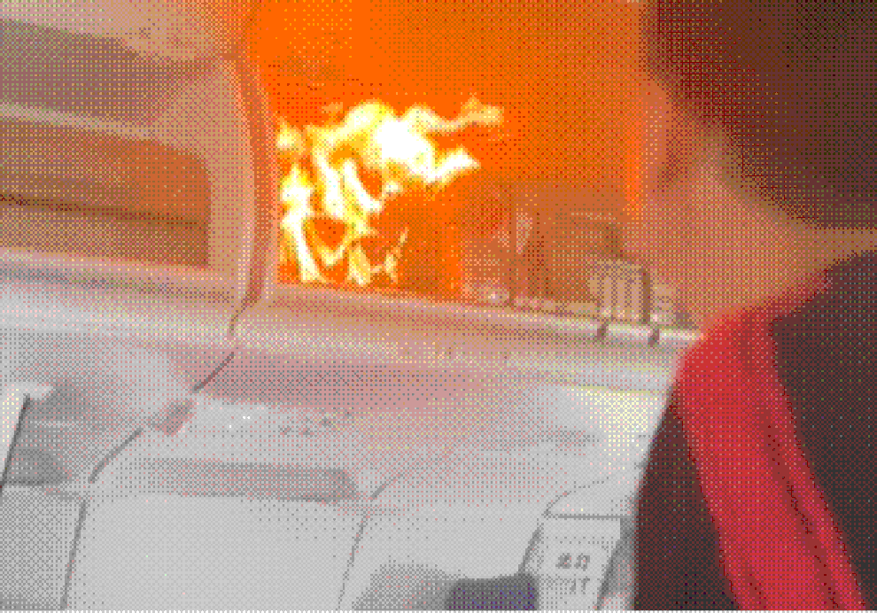 Khách rơi máy tính vào khoang hàng, máy bay phải quay đầu để tìm vì sợ nổ - 2