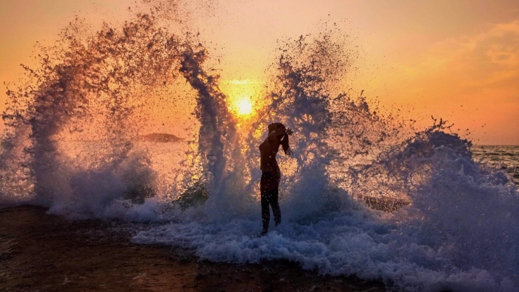 Hình ảnh sóng biển tung bọt trắng xóa sớm bình minh thu hút du khách ghé check-in. Ảnh: Trung Van Nguyen