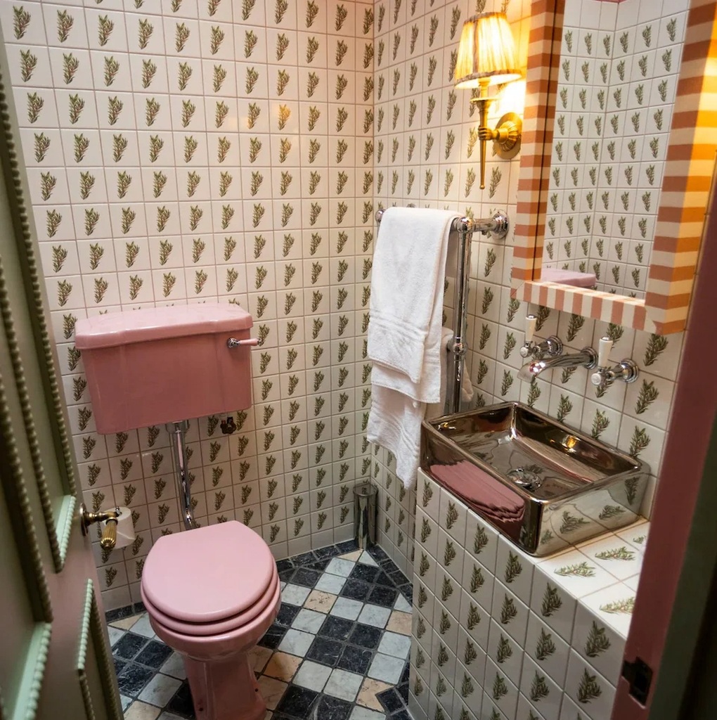 Khách sạn từng là WC công cộng có 2 phòng ở lòng đất, giá 6 triệu đồng/đêm - 3