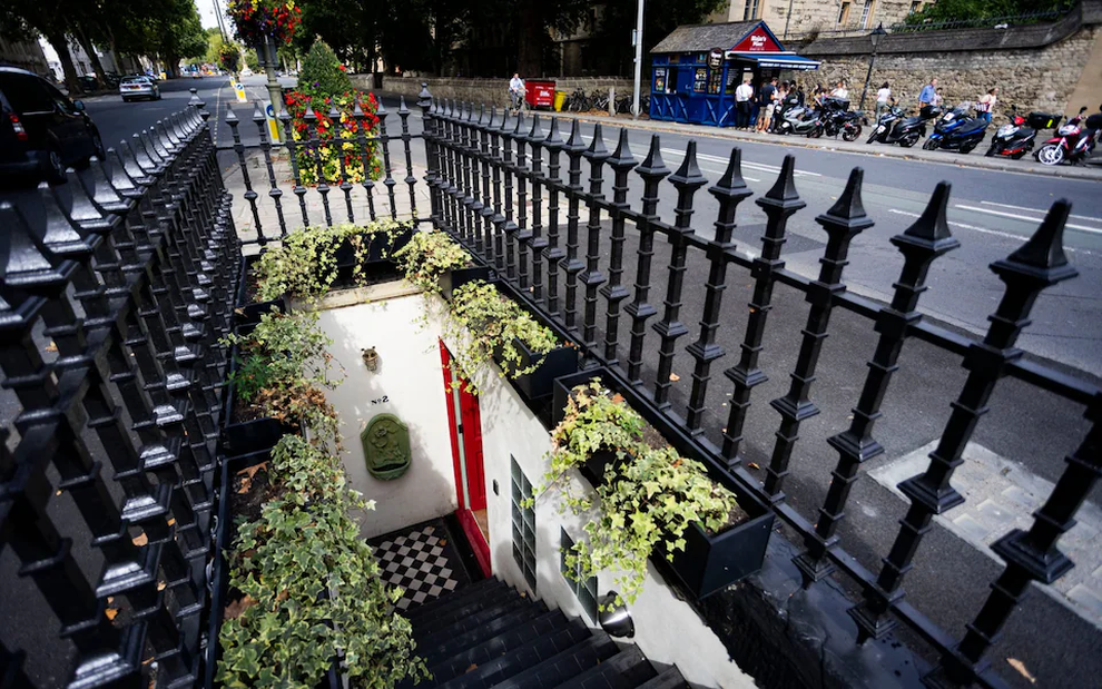 Khách sạn từng là WC công cộng có 2 phòng ở lòng đất, giá 6 triệu đồng/đêm - 1