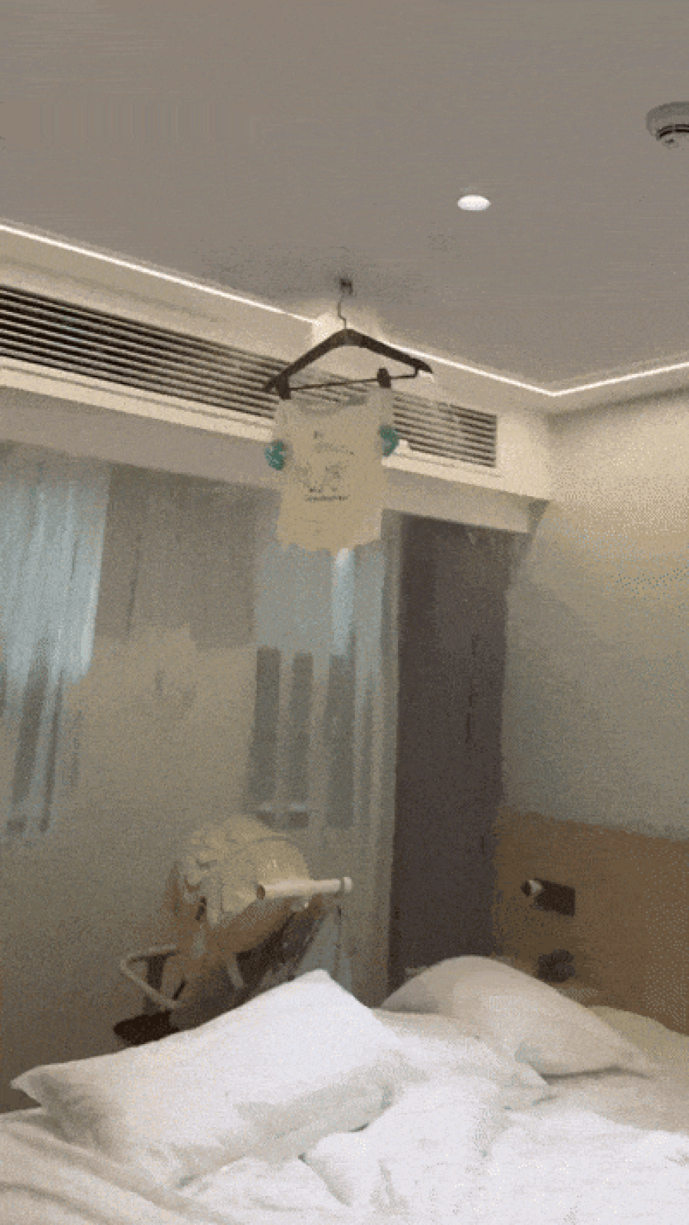 Khách treo áo lên đầu phun chữa cháy, 10 tấn nước tràn xuống ngập khách sạn - 1