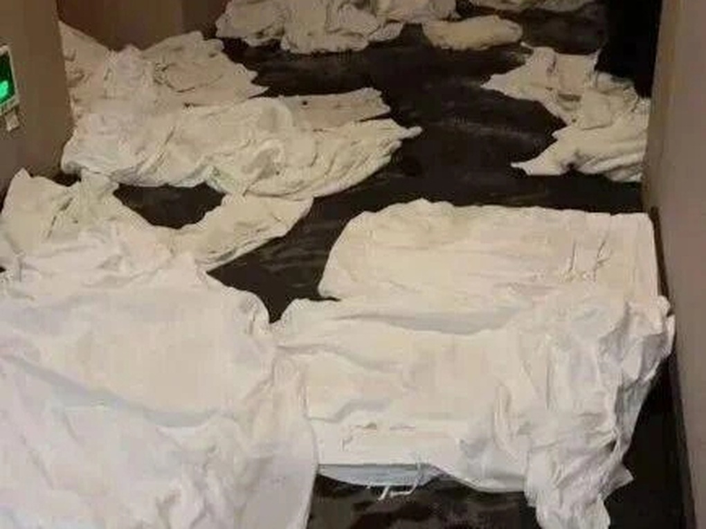 Khách treo áo lên đầu phun chữa cháy, 10 tấn nước tràn xuống ngập khách sạn - 2