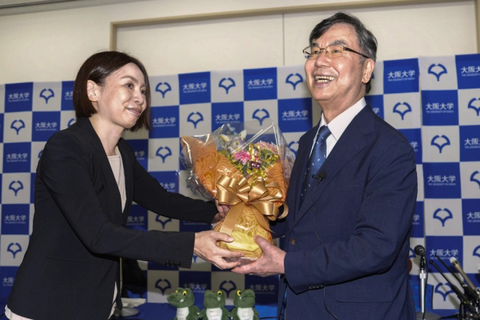Giáo sư Đại học Osaka, ông Shimon Sakaguchi (phải) nhận hoa chúc mừng tại họp báo tại Suita, Nhật Bản, hôm 6/10 sau khi được xướng tên là chủ nhân giải Nobel Y sinh 2025. Ảnh: Shohei Miyano/Kyodo News