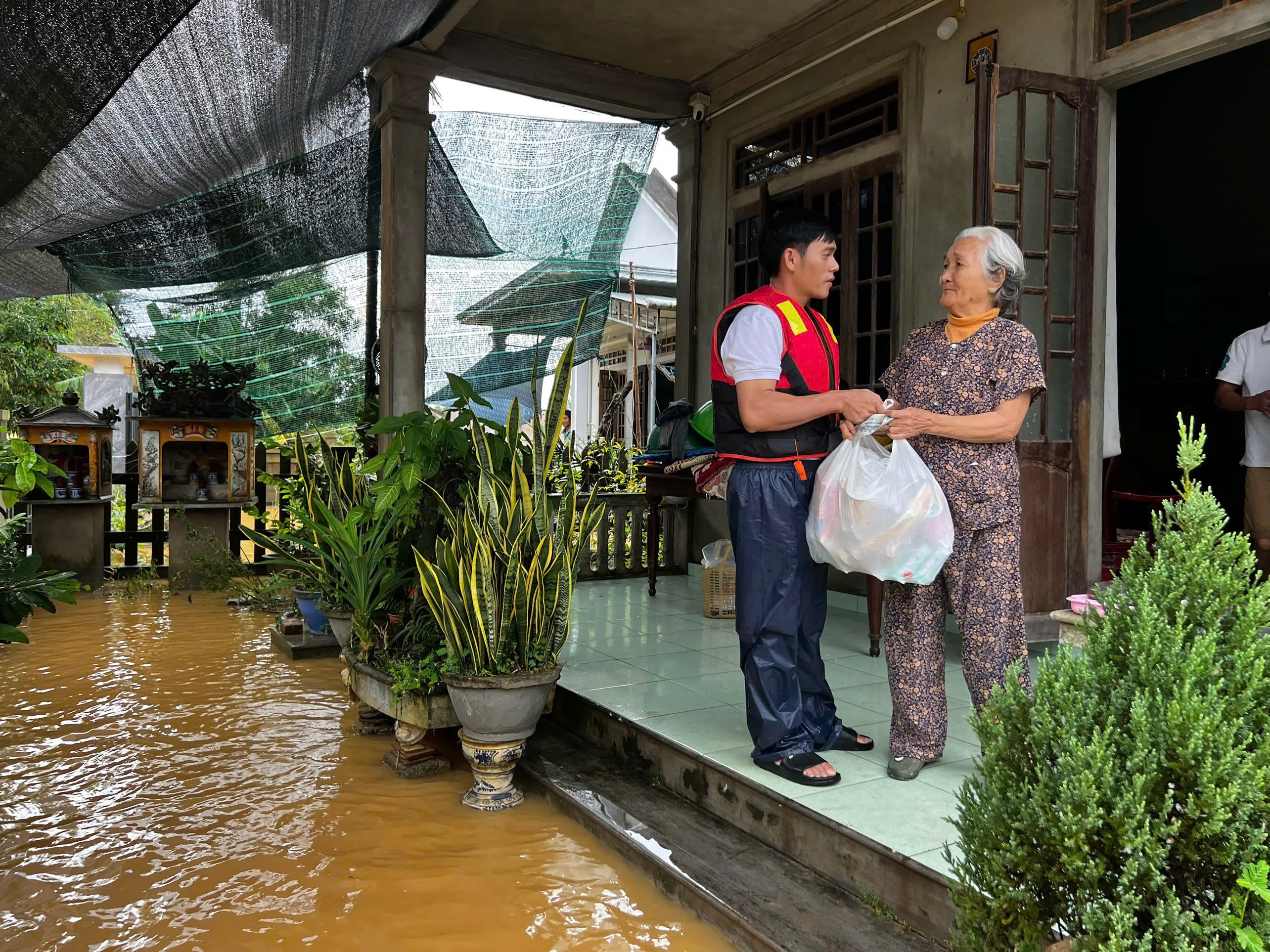 Khẩn trương tiếp sức người dân vùng lũ - Ảnh 1.