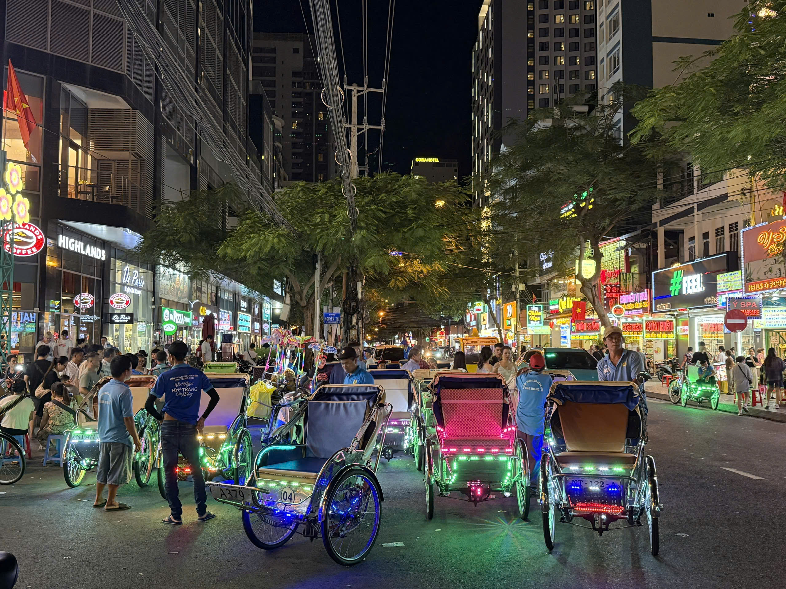 Khánh Hòa tăng cường kiểm tra xích lô gắn động cơ, xe tự chế ở Nha Trang 1 Khánh Hòa xử lý nghiêm xe xích lô tự ý gắn động cơ điện - Ảnh 1.