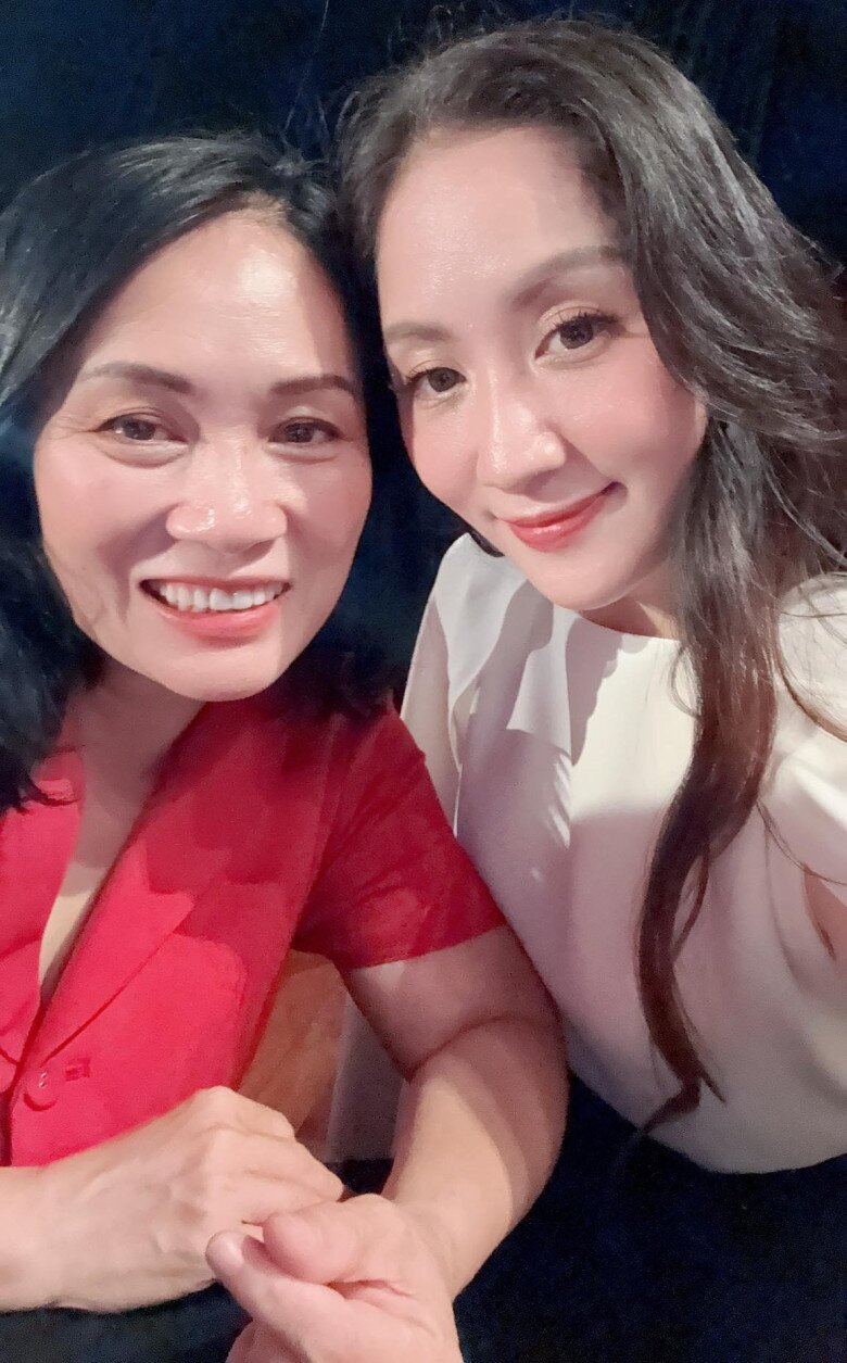 Tạ Bích Loan và Khánh Thi gặp lại nhau. Cả hai từng là host và nhân vật được phỏng vấn của Người đương thời.