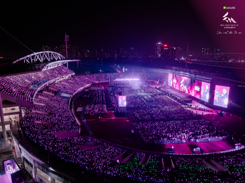  
Sân vận động Quốc gia Mỹ Đình được “phủ tím” tại Em Xinh “Say Hi” concert đêm 2. (Ảnh: Vieon)