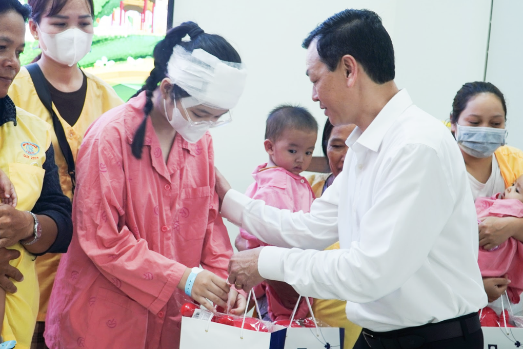 Khi bệnh viện điều trị chuyên sâu người lớn tổ chức Trung thu cho… trẻ em - 1