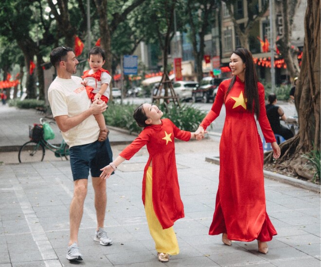 Gia đình hạnh phúc của siêu mẫu Hà Anh và chồng Tây.