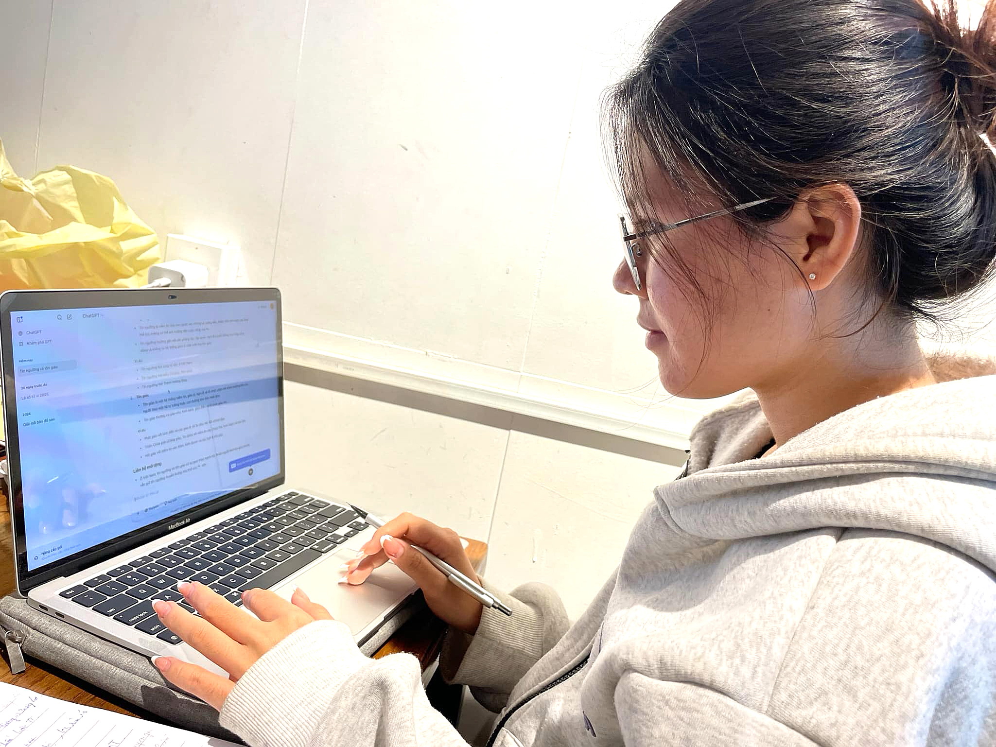 Khi sinh viên 'kết bạn tốt' với AI - Ảnh 1.