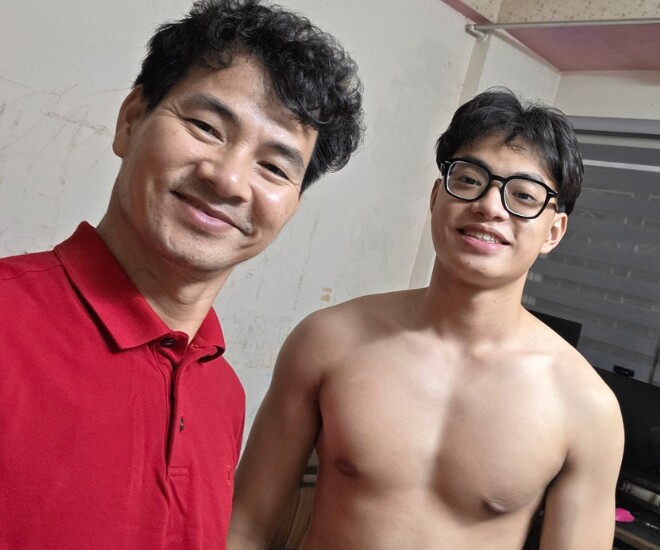 NSND Xuân Bắc khoe con trai cởi trần, để lộ thân hình cơ bắp.