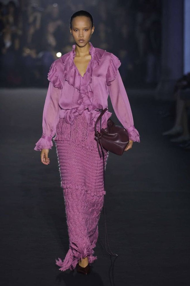 Khoe dáng với gam màu tím 1 Khoe dáng với gam màu tím - cách các nàng "bánh bèo" tỏa sáng - Ảnh 1.