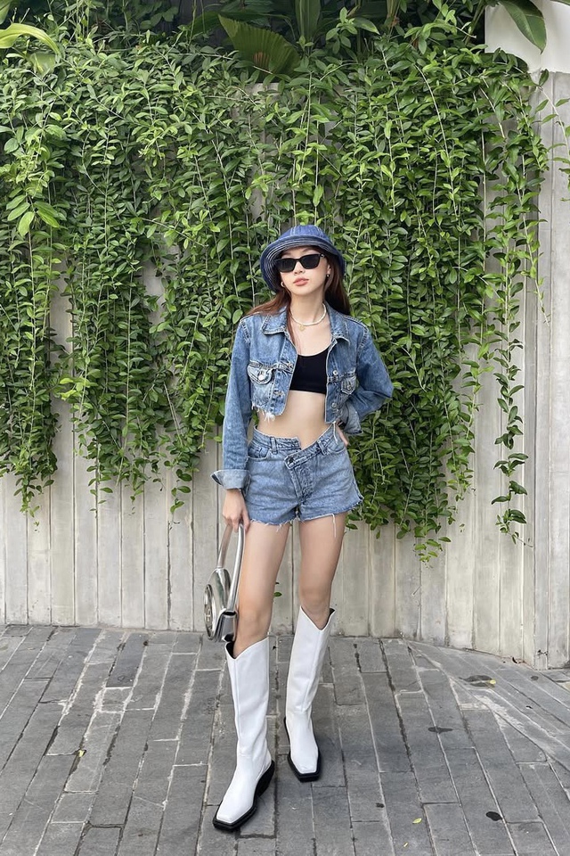 Khoe eo thon, tôn dáng cá tính với áo khoác crop top- Ảnh 1.
