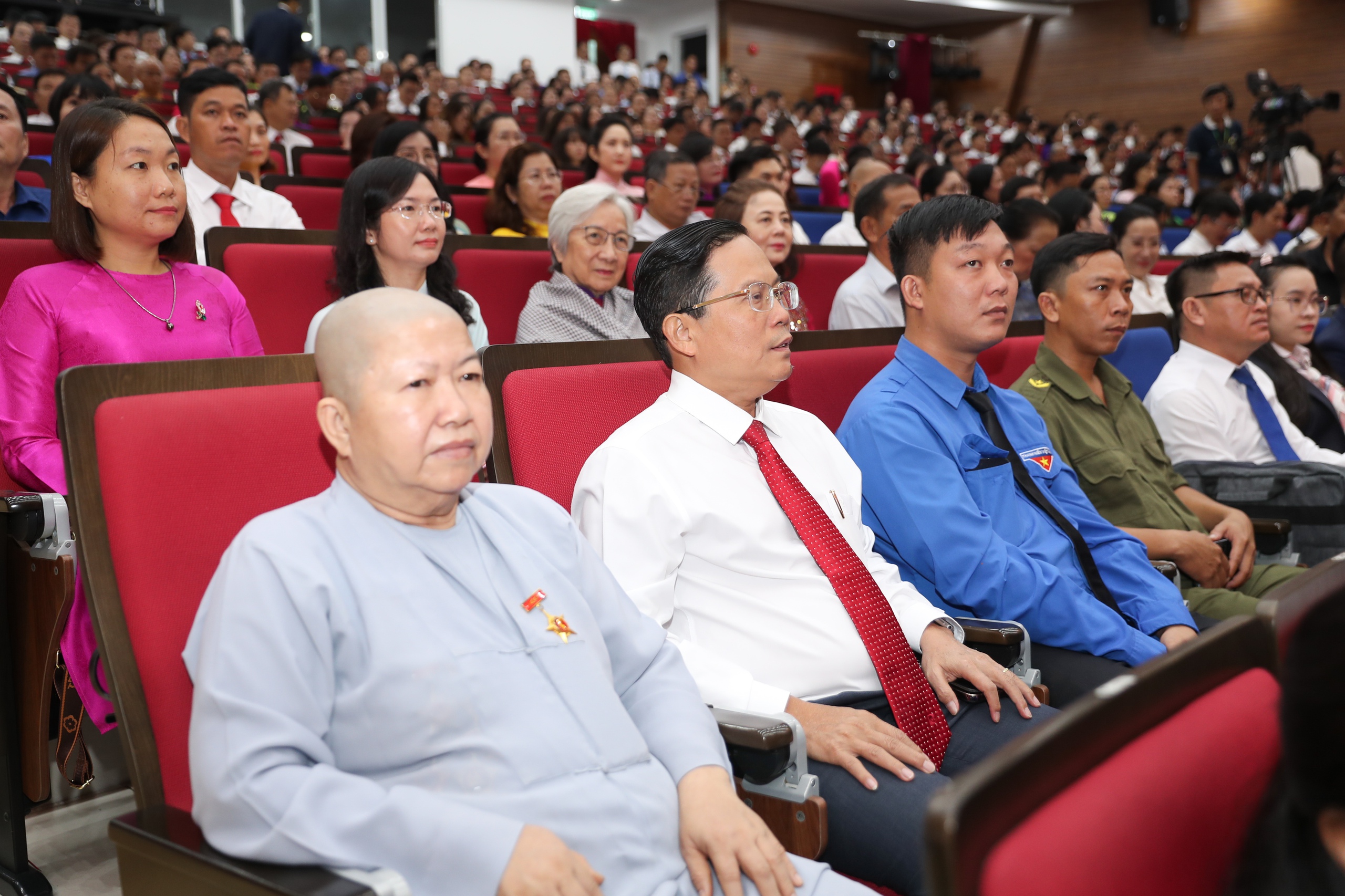 Khơi dậy khát vọng vươn tầm TP HCM 2 Khơi dậy khát vọng vươn tầm TP HCM - Ảnh 2.