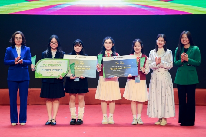 Thí sinh, đội thi đoạt giải Nhất cuộc thi Tiếng nói Xanh nhận học bổng trị giá 100% học phí cho bốn năm học tại trường Đại học VinUni. Ảnh: Vingroup
