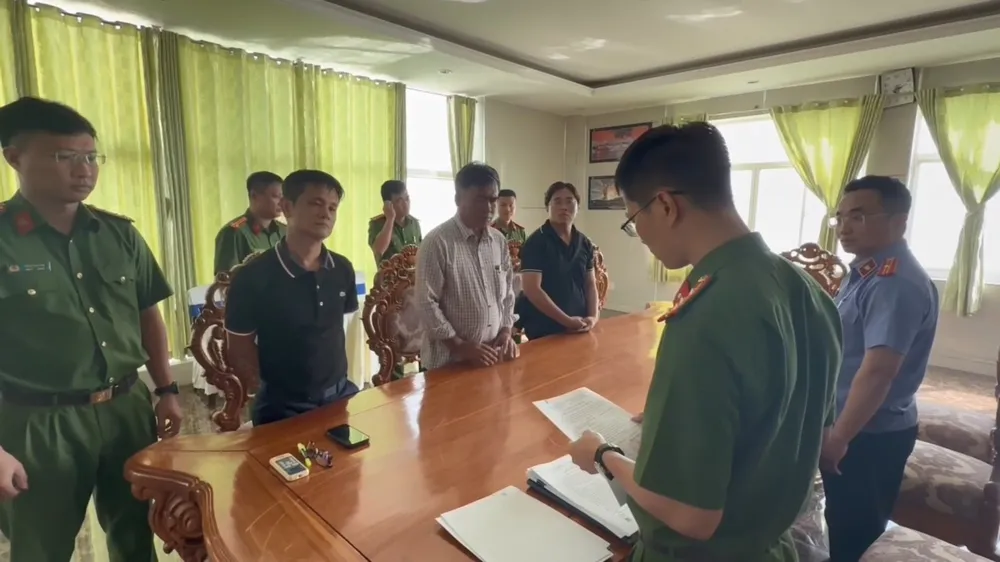 Công an TP.HCM khởi tố tổng giám đốc và hai nhân viên để điều tra, xử lý. Ảnh: CA Công an TP.HCM bắt tổng giám đốc và 2 nhân viên công ty thi công dự án Thủy cung Hòn Ngưu