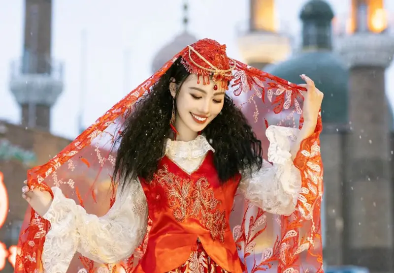 Với cách chăm sóc đơn giản nhưng hiệu quả này, nhiều phụ nữ Tân Cương duy trì được hàng mi dày rậm và lông mày sắc nét – điểm nhấn tôn lên vẻ đẹp cuốn hút đặc trưng của họ.