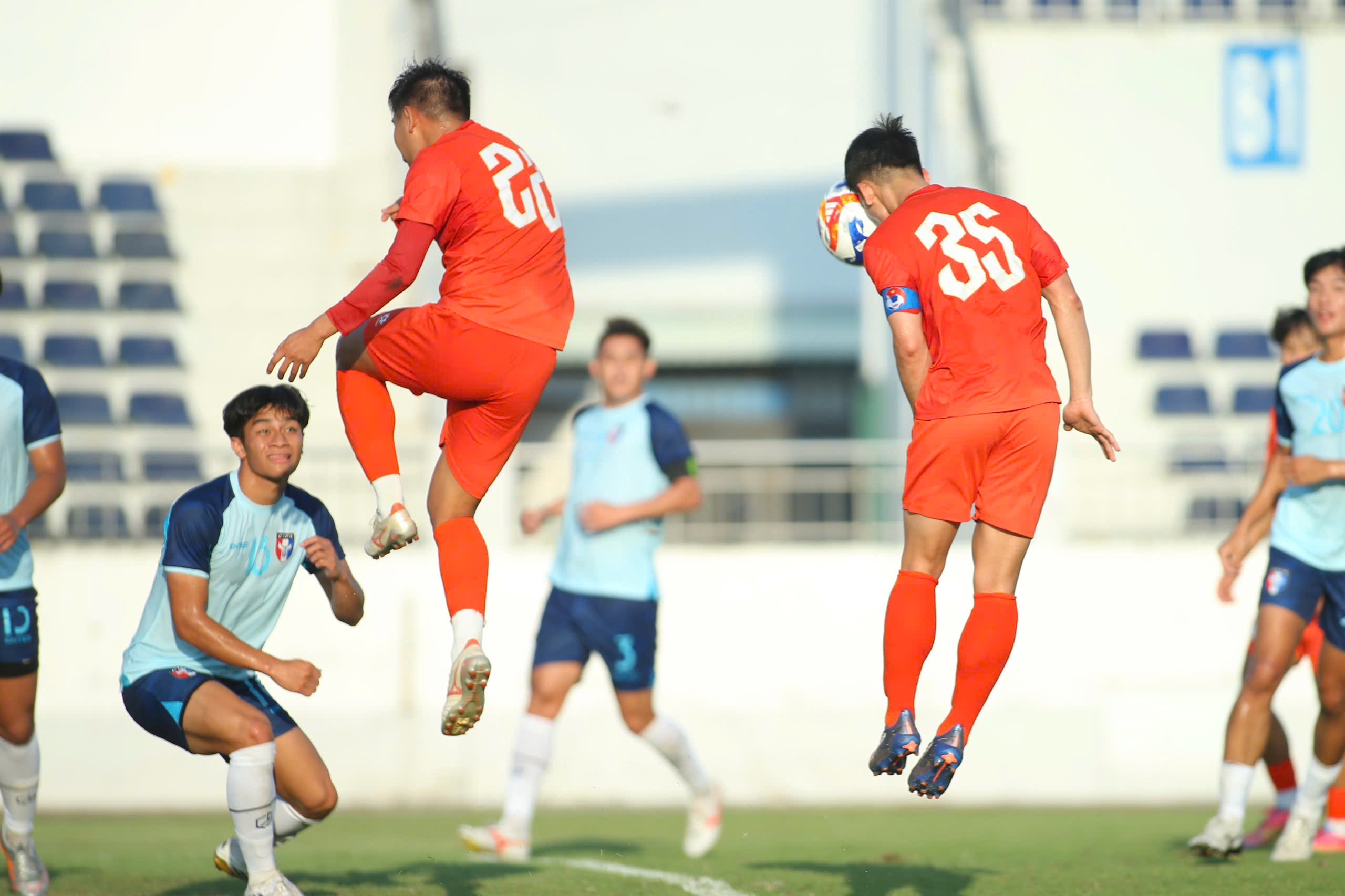 Không còn ‘tòa tháp’ 1,95 m của HAGL, U.23 Việt Nam còn ai chuyên trị bóng bổng? - Ảnh 1.