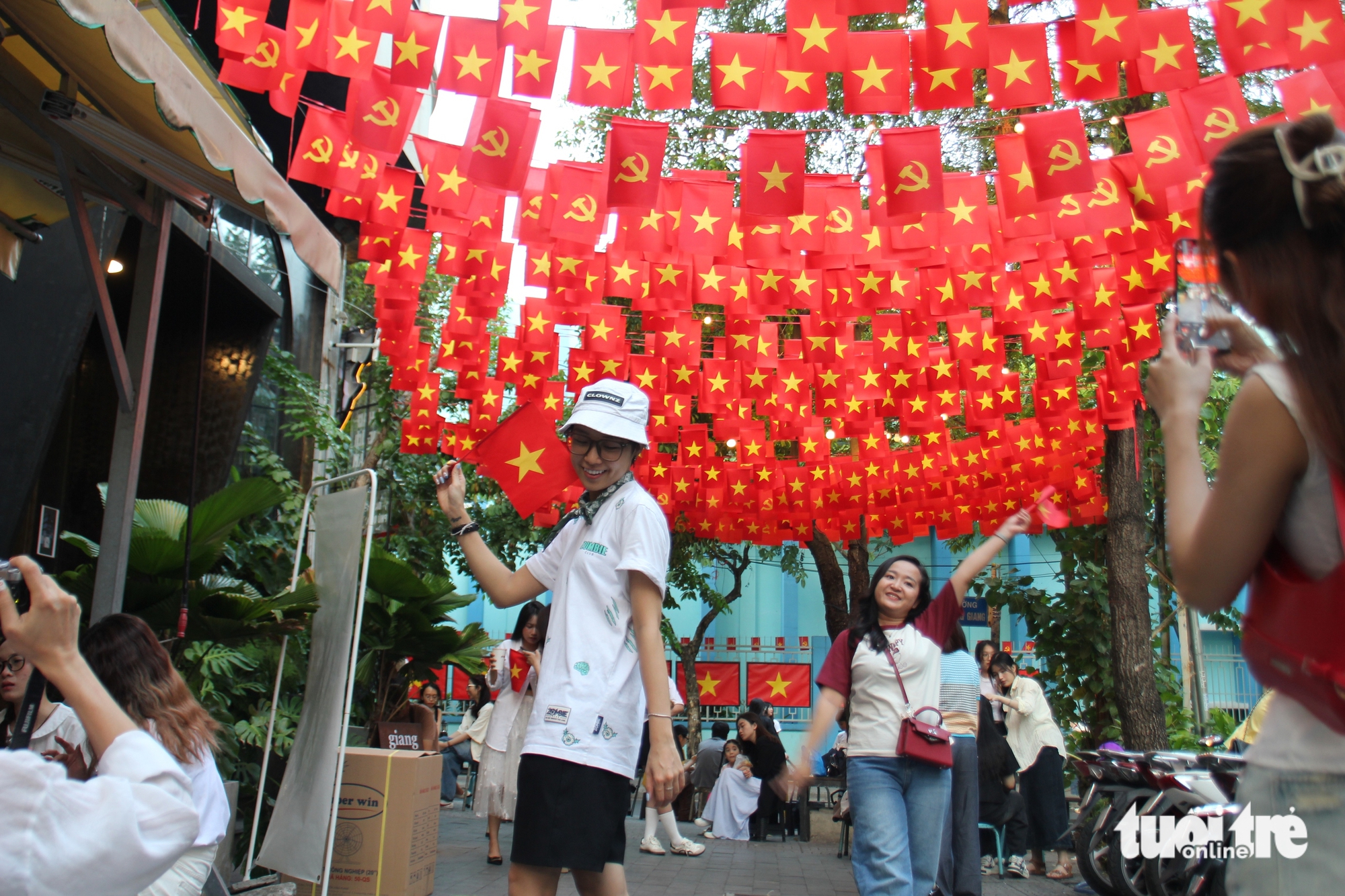 Không khí lễ hội ngập tràn quán cà phê dịp lễ 30-4 - Ảnh 1.