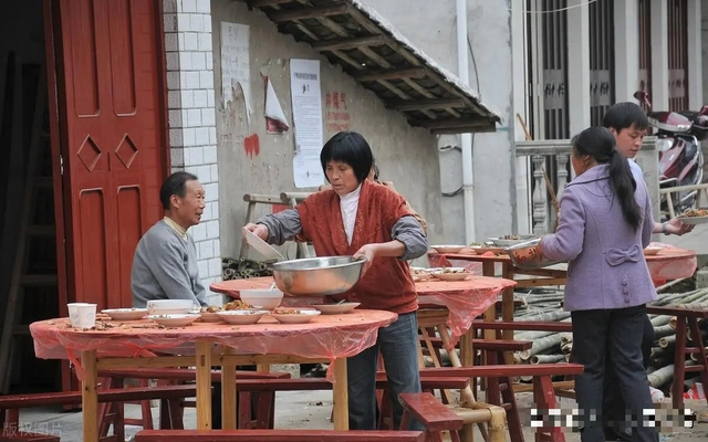 Dốc 100 triệu tiền đồng tiết kiệm mở tiệc mừng con trai đỗ đại học, nhưng cả làng ai cũng đến tay không: Không ngờ cuối buổi nhận cú sốc nghẹn lời- Ảnh 1.