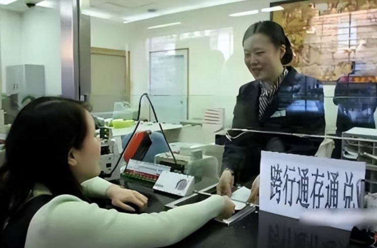 Tài khoản bị trừ 283 lần trong 90 phút, mất hơn 1 tỷ đồng, người phụ nữ kiện ngân hàng vì không cảnh báo nhưng nhận câu trả lời: “Không phải lỗi của chúng tôi”- Ảnh 1.