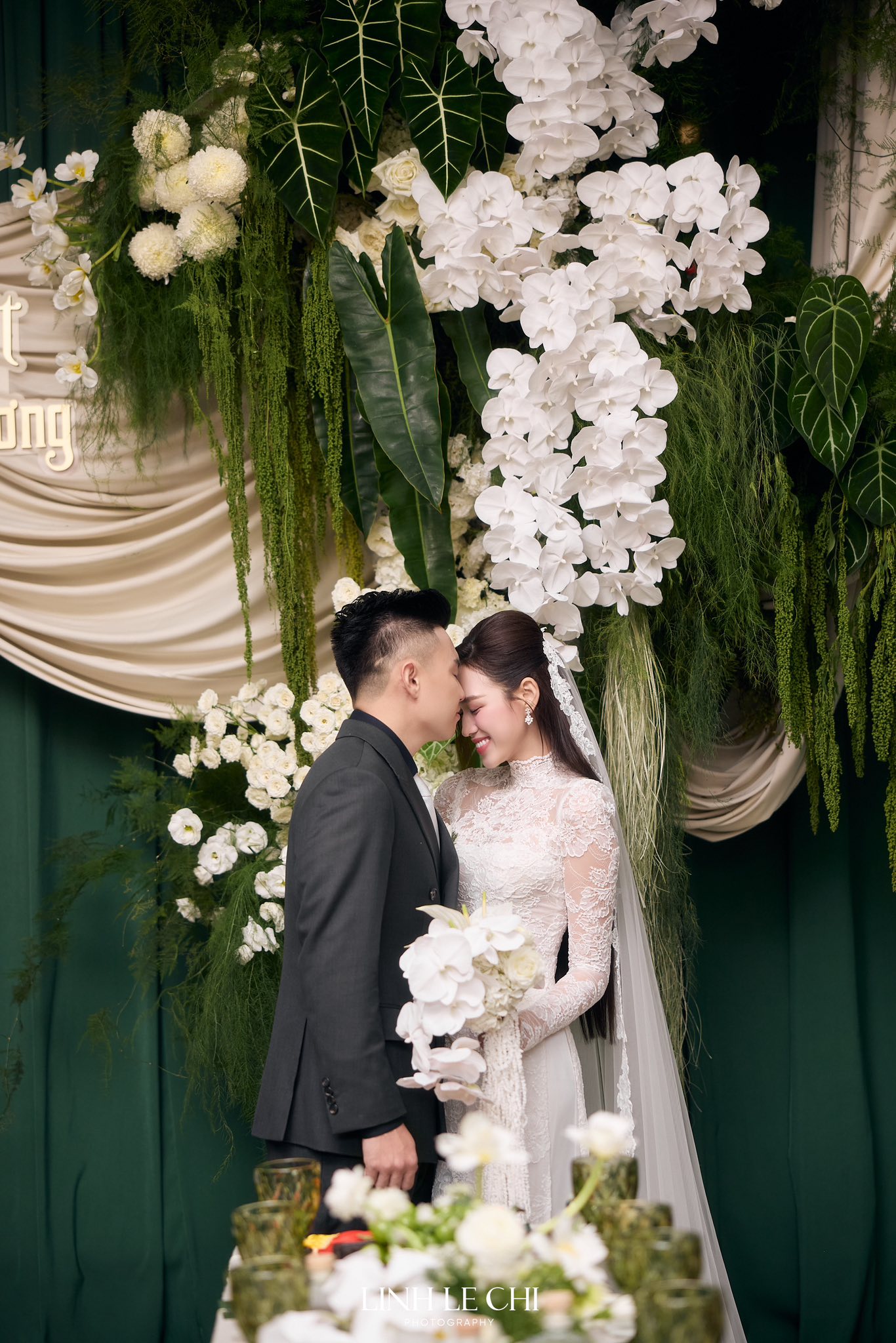 Không phải ngẫu nhiên loài hoa này phủ kín đám cưới Đỗ Hà - Viết Vương: Ẩn sau là “bí mật phong thủy” cho hôn nhân phú quý- Ảnh 1.