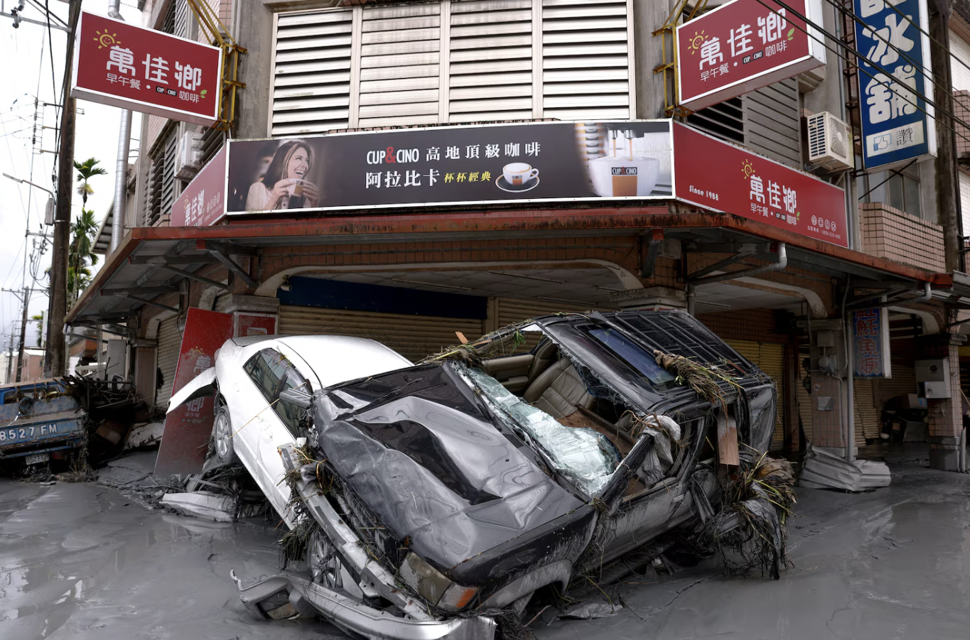 Ragasa đi qua để lại gì: Khung cảnh buồn của những đống hoang tàn ngổn ngang sau cơn bão mạnh nhất năm 2025- Ảnh 1.