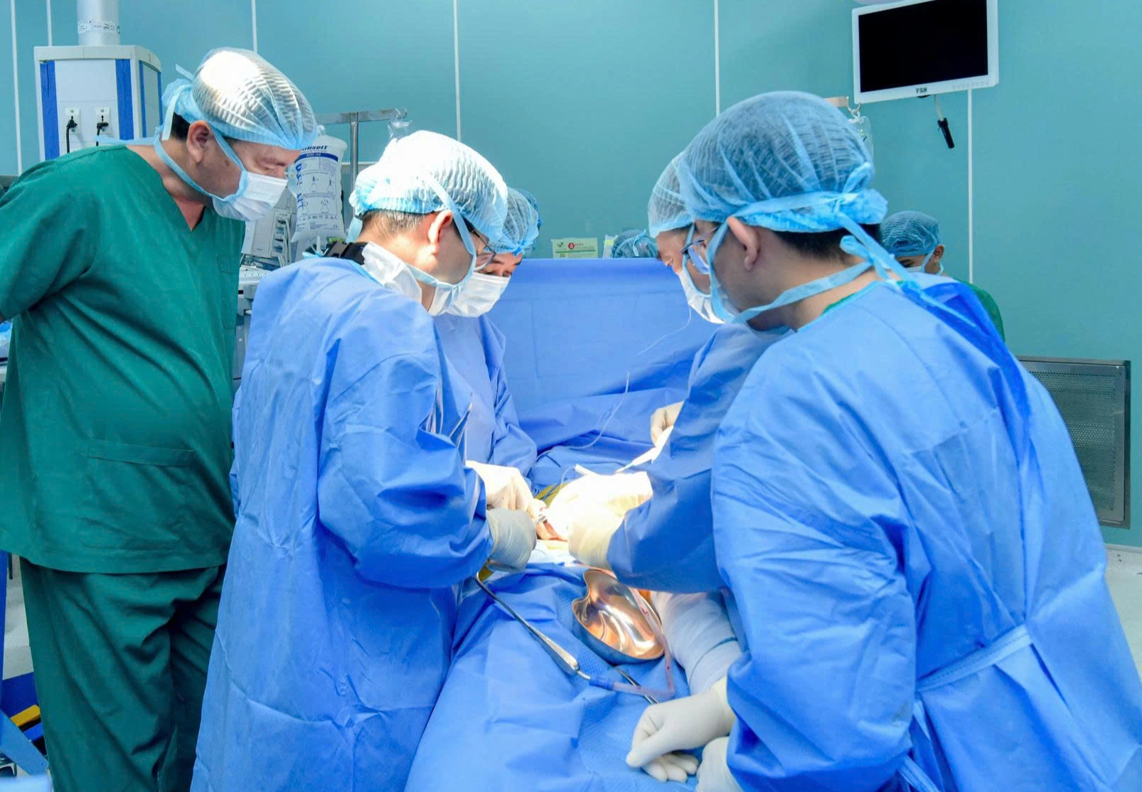 TP.HCM: Kích hoạt 'báo động đỏ' cứu cô gái trẻ bị xe container tông - Ảnh 1.