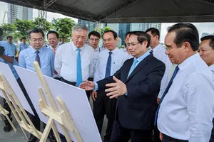 Thủ tướng Phạm Minh Chính cùng Phó Thủ tướng thường trực Nguyễn Hòa Bình, lãnh đạo TP.HCM và các đại biểu trao đổi tại Hội nghị triển khai nghị quyết của Quốc hội về Trung tâm tài chính quốc tế tại TP.HCM và Đà Nẵng. Ảnh: NGUYỆT NHI