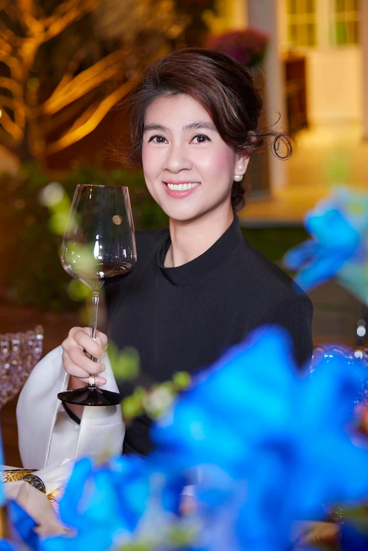 Diễn viên Việt ly hôn đại gia ngàn tỷ, phải đi bày mâm cúng cô hồn thuê, giờ sở hữu 2 nhà hàng sang trọng- Ảnh 1.